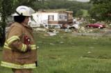 Un pompier de Slaughterville, en Oklahoma, après le passage d'une tornade le 10 mai.